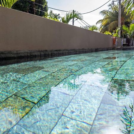 2 Bedroom Flat 15 Mins Walk From Flic En Flac Beach Bagian luar foto