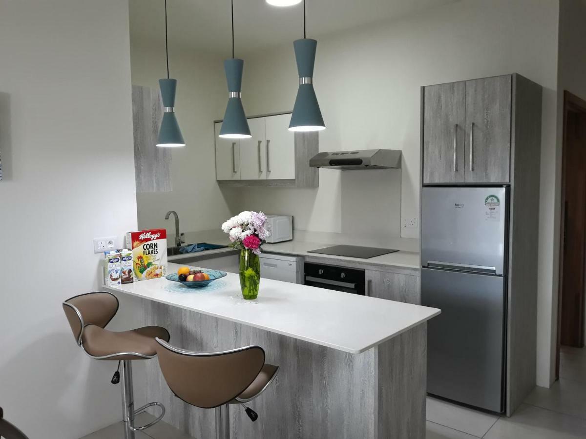 2 Bedroom Flat 15 Mins Walk From Flic En Flac Beach Bagian luar foto