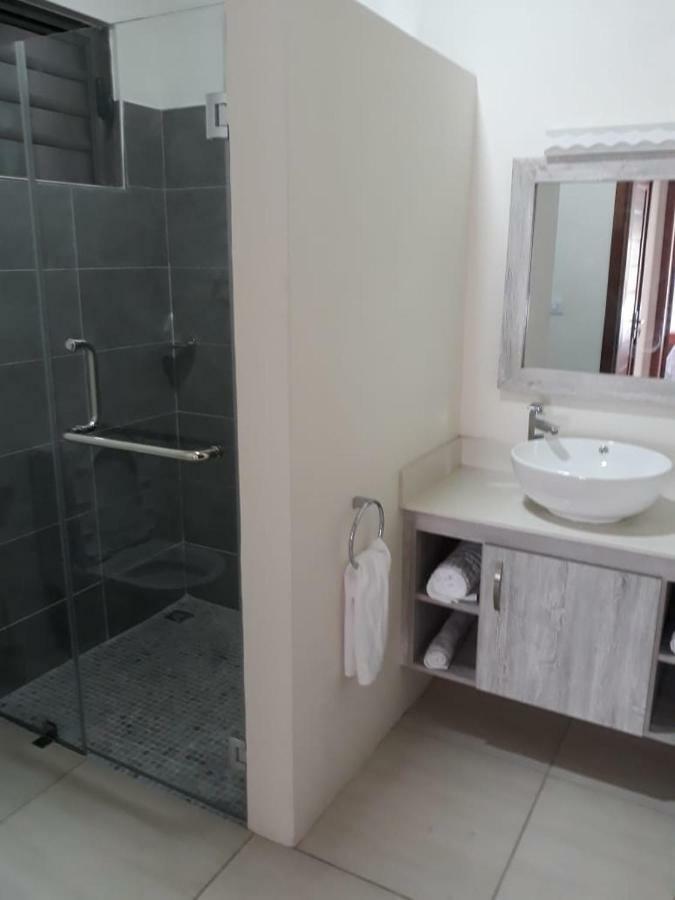 2 Bedroom Flat 15 Mins Walk From Flic En Flac Beach Bagian luar foto